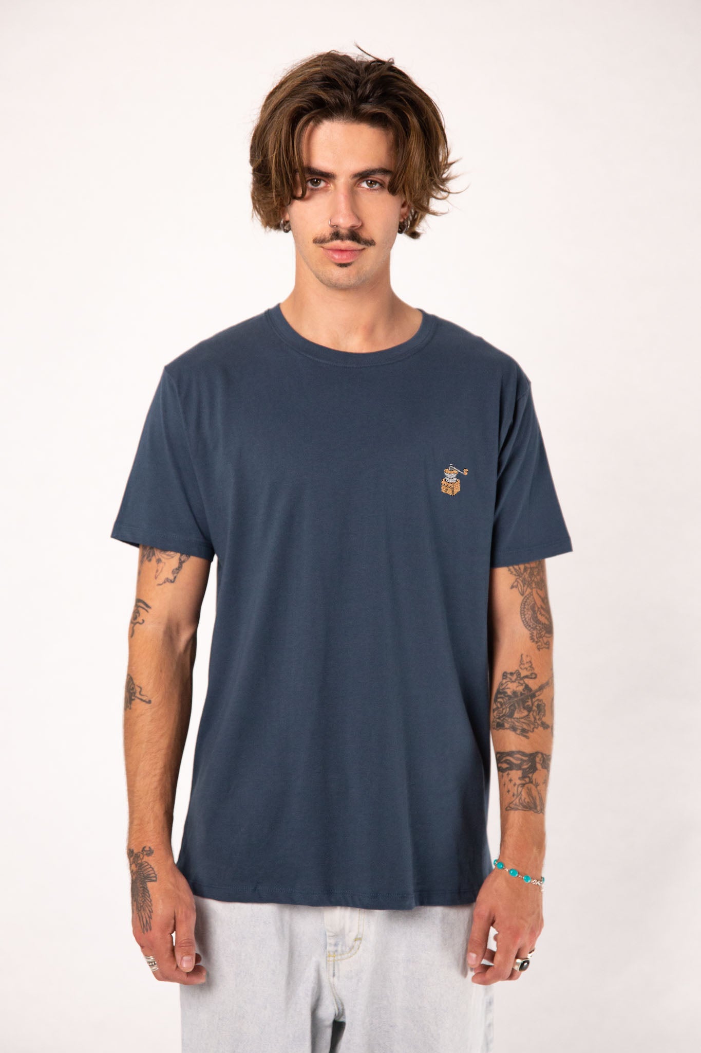 Kaffeemühle | Besticktes Bio Baumwoll Männer T-Shirt