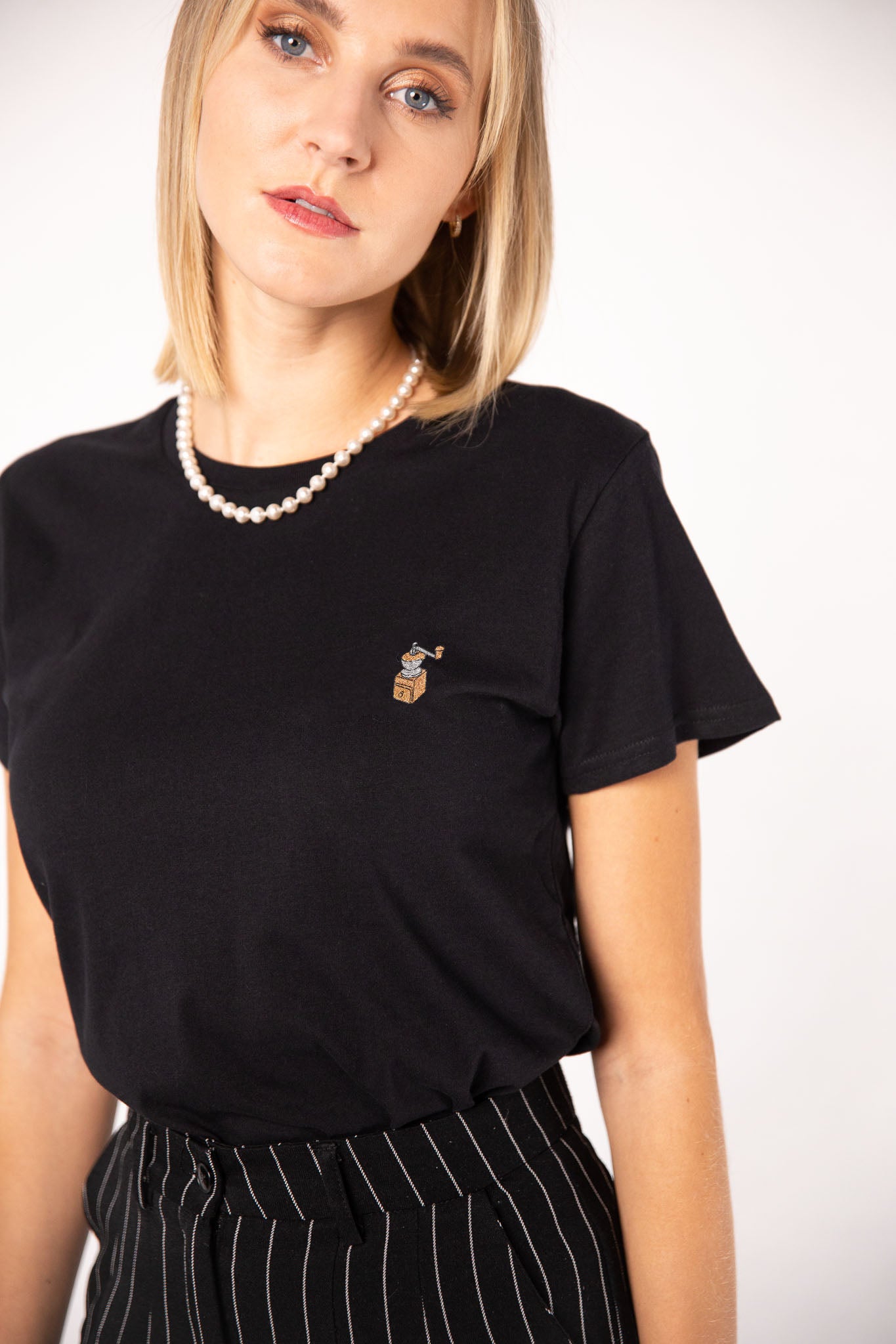 Kaffeemühle | Besticktes Bio Baumwoll Damen T-Shirt