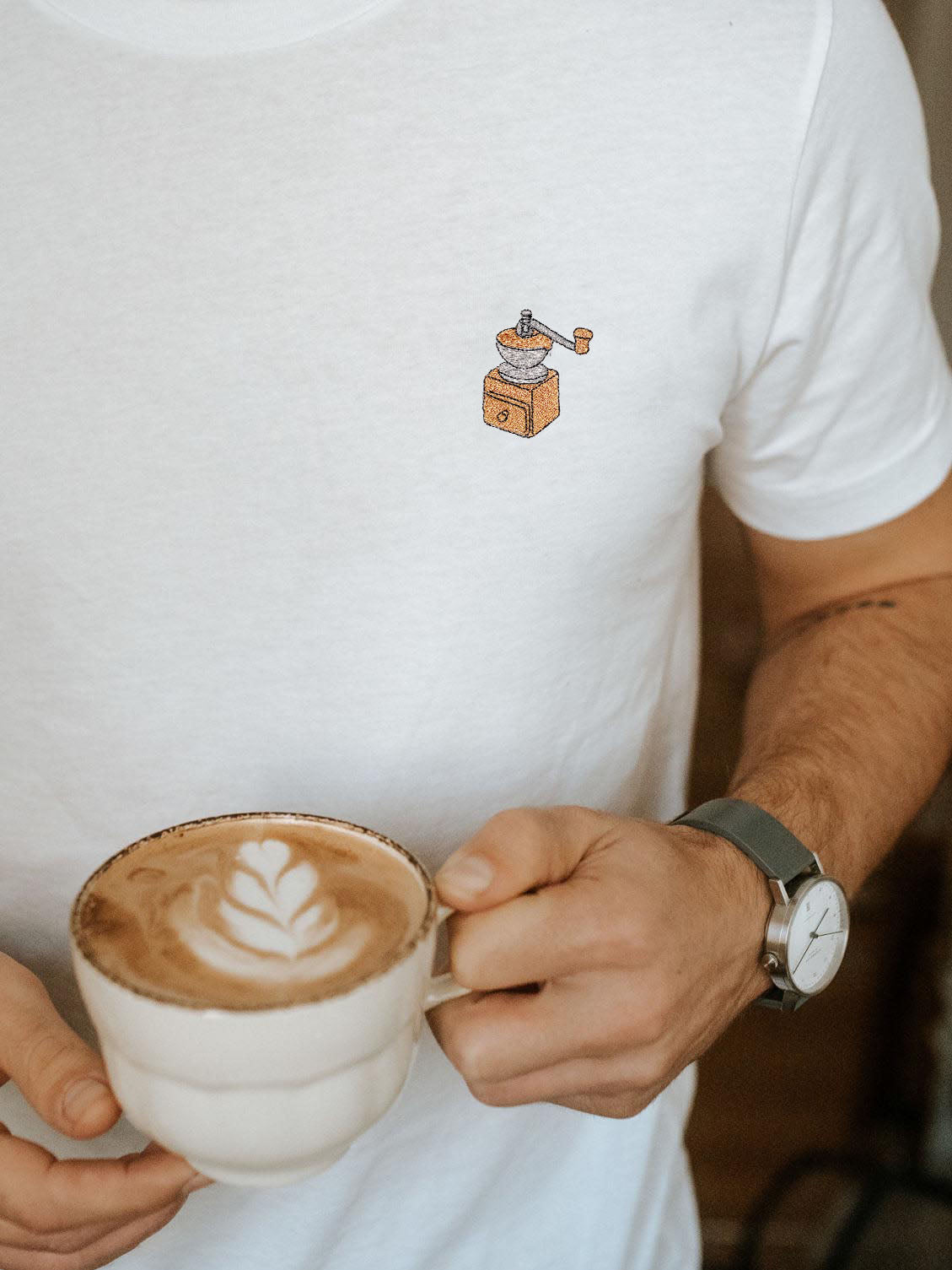 Kaffeemühle | Besticktes Bio Baumwoll Männer T-Shirt