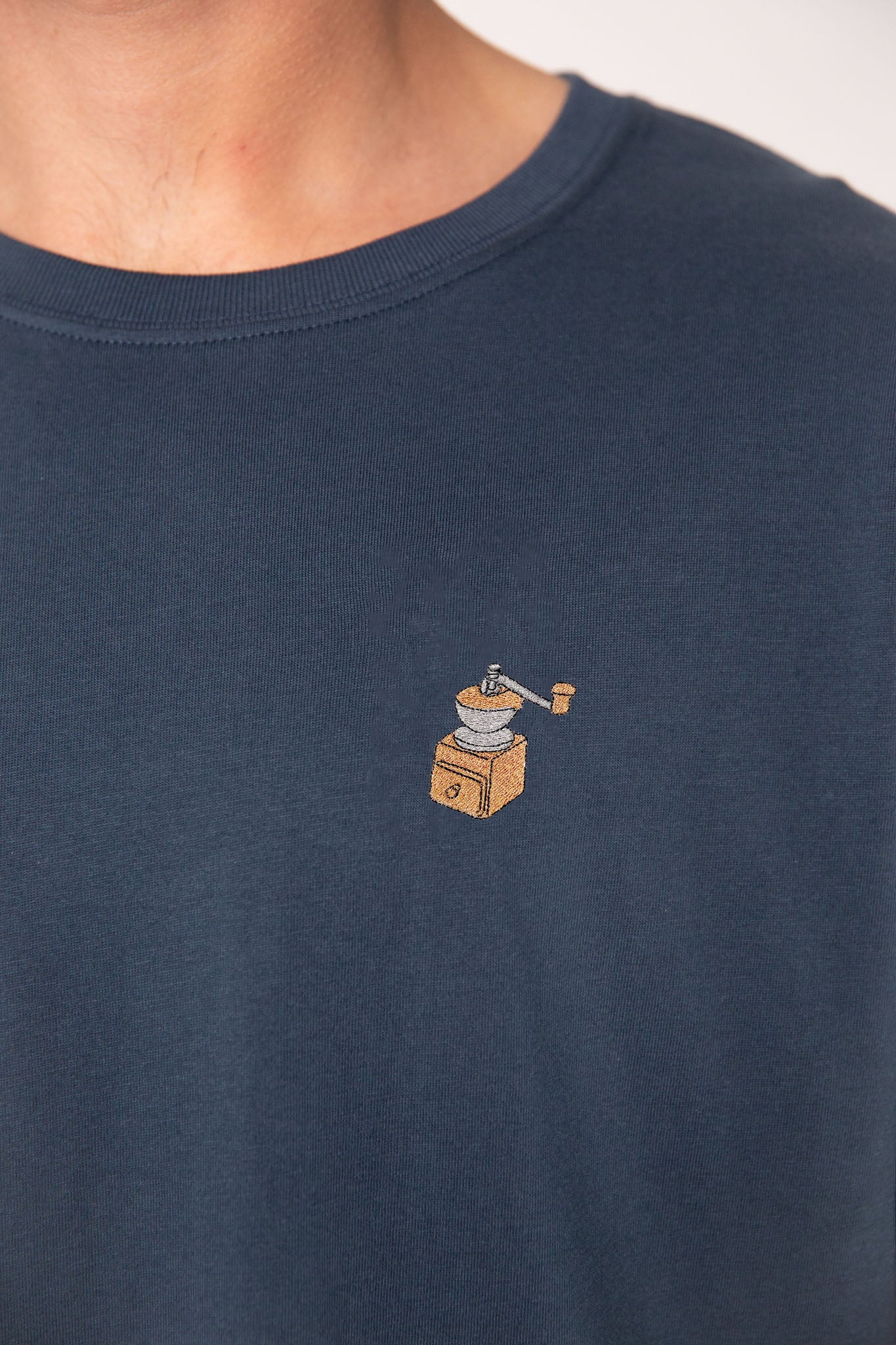 Kaffeemühle | Besticktes Bio Baumwoll Männer T-Shirt