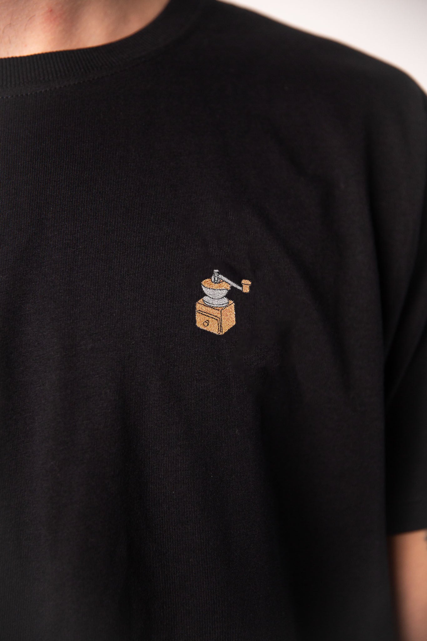 Kaffeemühle | Besticktes Bio Baumwoll Männer T-Shirt